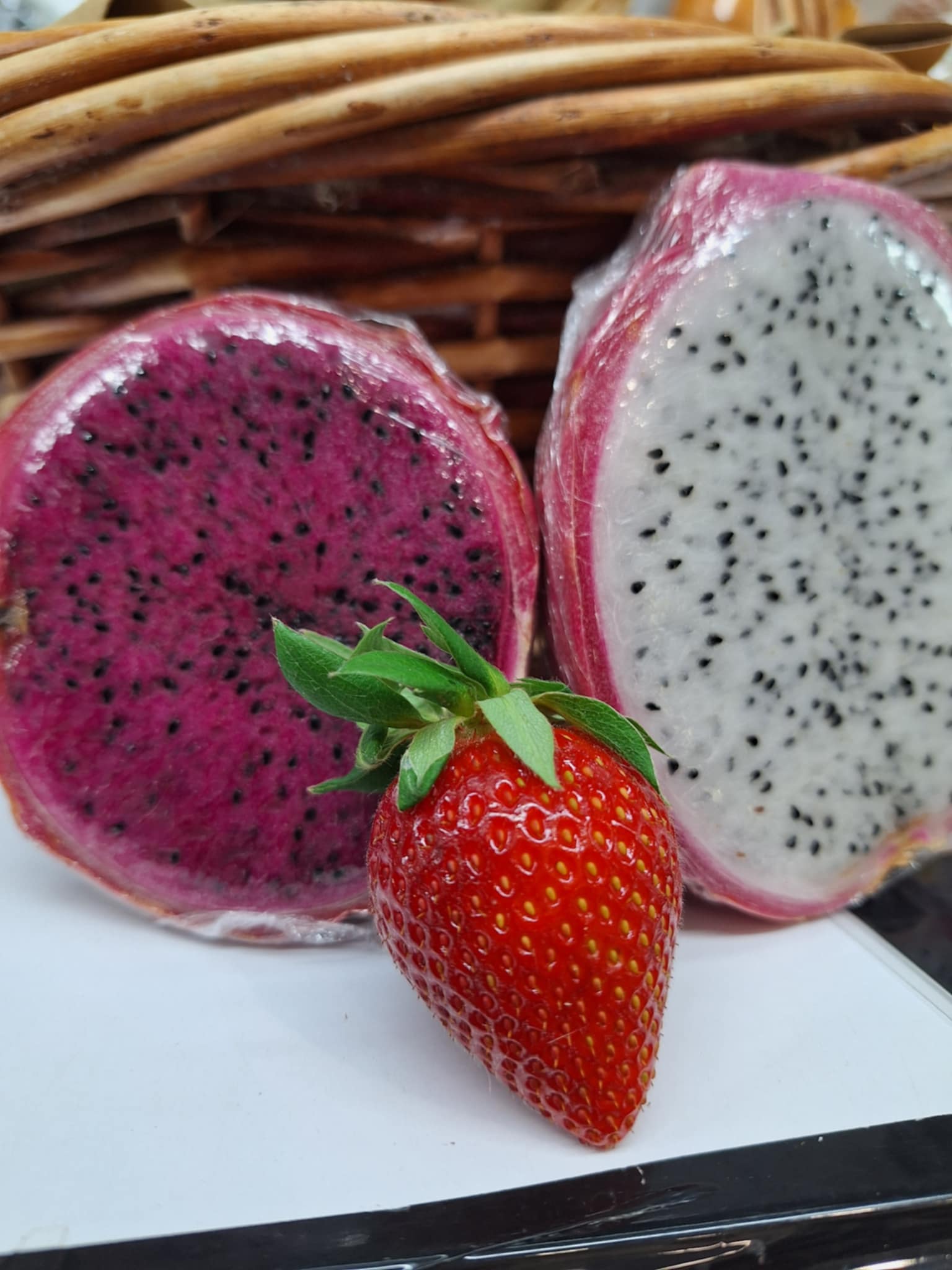 Φράουλες και dragon fruit στο Οπώριο