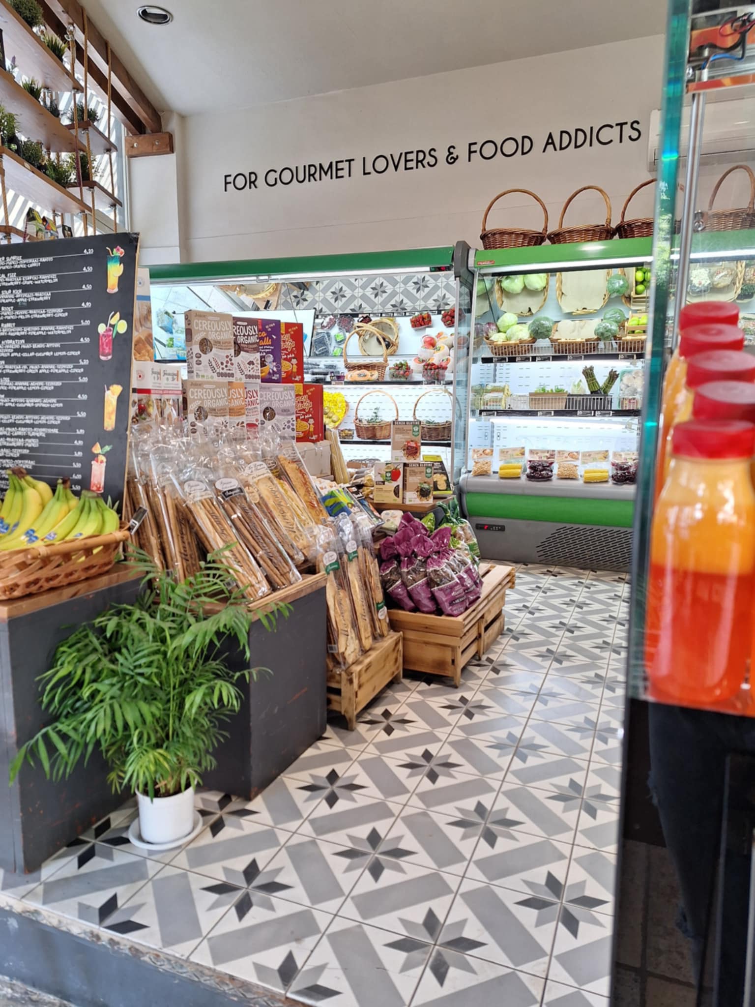 Το εσωτερικό του Οπωρίου Delicatessen