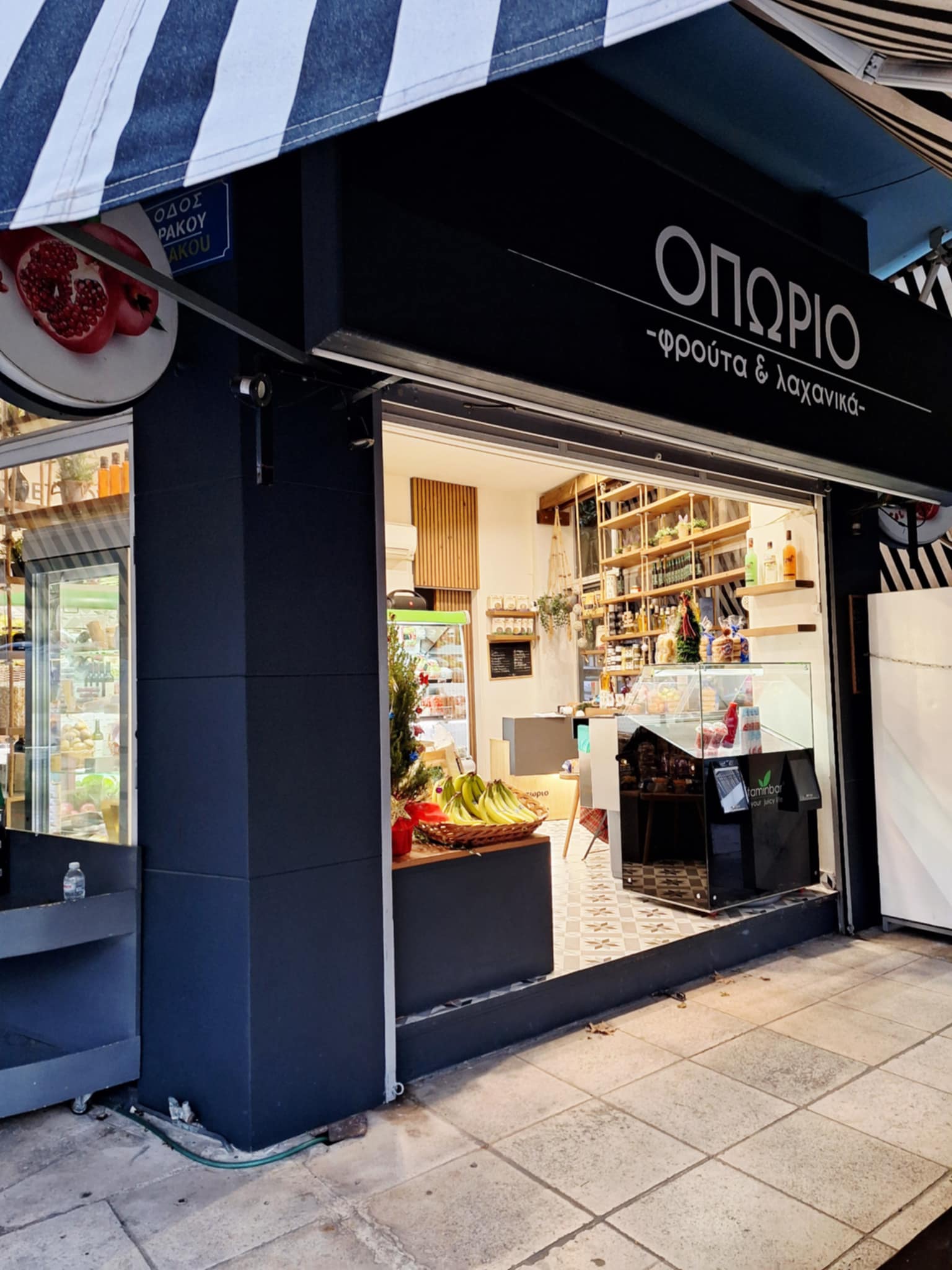 Η πρόσοψη του Οπωρίου Delicatessen στο Κουκάκι